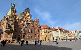 3-Bedroom Apt In Town Square
